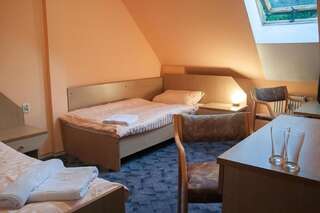Отель Hotel Aeroplan Зелёна-Гура Двухместный номер с 2 отдельными кроватями-11